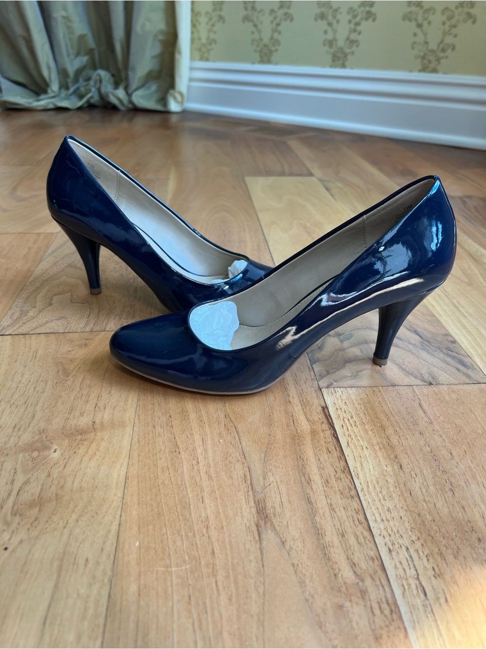 Women’s Size 7.5 Navy Blue Bandolino Patent Leather Stiletto Heel Pumps